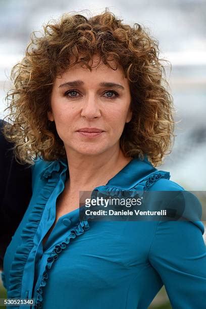 10.880 Valeria Golino Fotos und hochauflösende Bilder